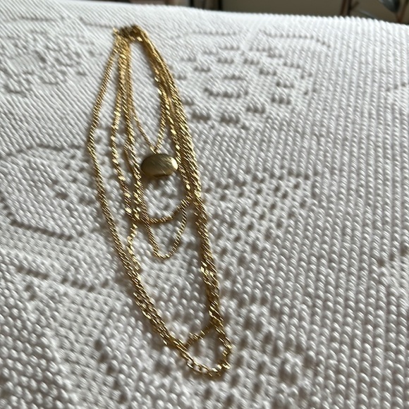 Locket necklace. Gold color. Not real gold. - Picture 6 of 6